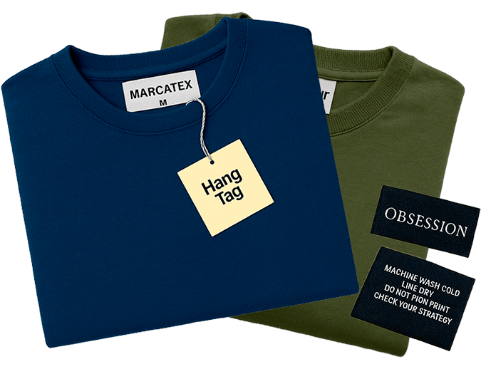 Hang tag premium full color con ojo de buey reforzado junto a etiquetas tejidas de cuidado para camisetas, fabricados al por mayor en Bogotá para fabricantes B2B.