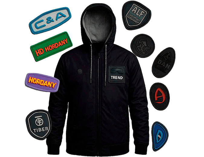 Chaqueta deportiva con apliques de PVC y etiquetas técnicas resistentes al desgaste y al agua, fabricada al por mayor en Bogotá para fabricantes B2B.