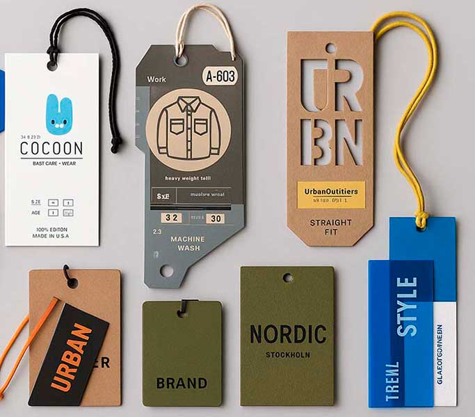 Hang tags modernos y coloridos con cortes y capas superpuestas, fabricados al por mayor en Bogotá con diseño premium para mayoristas.