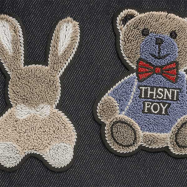 Apliques bordados en forma de oso y conejo sobre tela denim