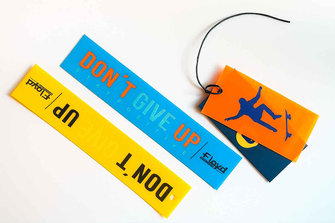 Etiquetas de cartón con detalles en acetato transparente, ideales para ropa juvenil y moderna.