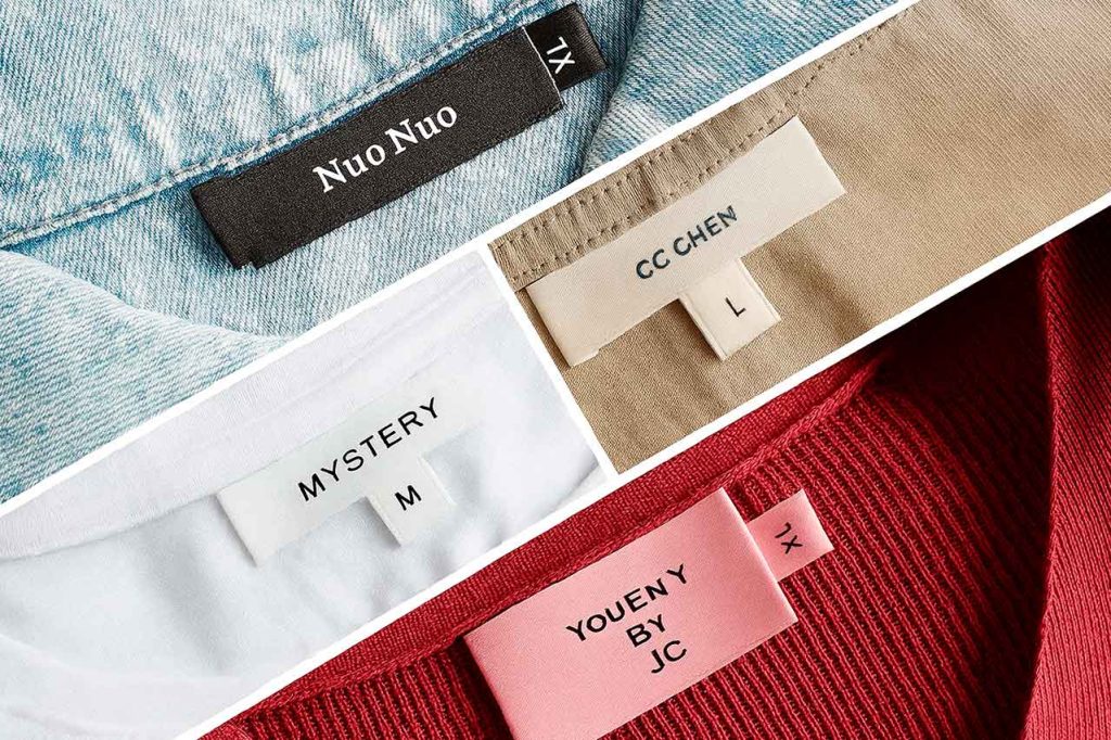 Marquillas satinadas colocadas en blusas, camisetas y ropa interior, en distintos colores y tallas.