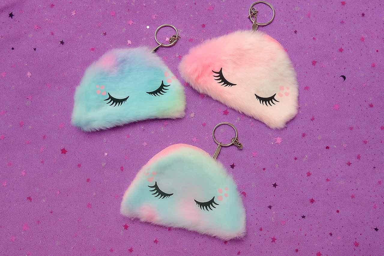 Llaveros de peluche pastel con ojos cerrados y llavero metálico.