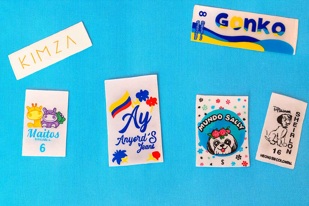Etiquetas estampadas para ropa infantil con ilustraciones coloridas y diseños personalizados.