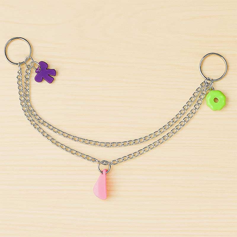 Cadena doble metálica con charms de color: flor morada, gota rosa y donut verde, Bogotá