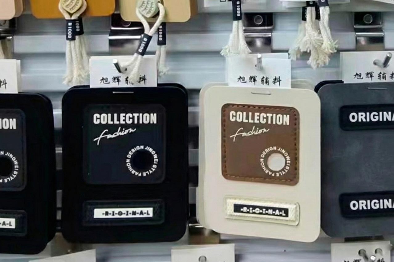 Colección de apliques PVC para ropa estilo urbano y streetwear con texturas de alta calidad y diseño de branding.